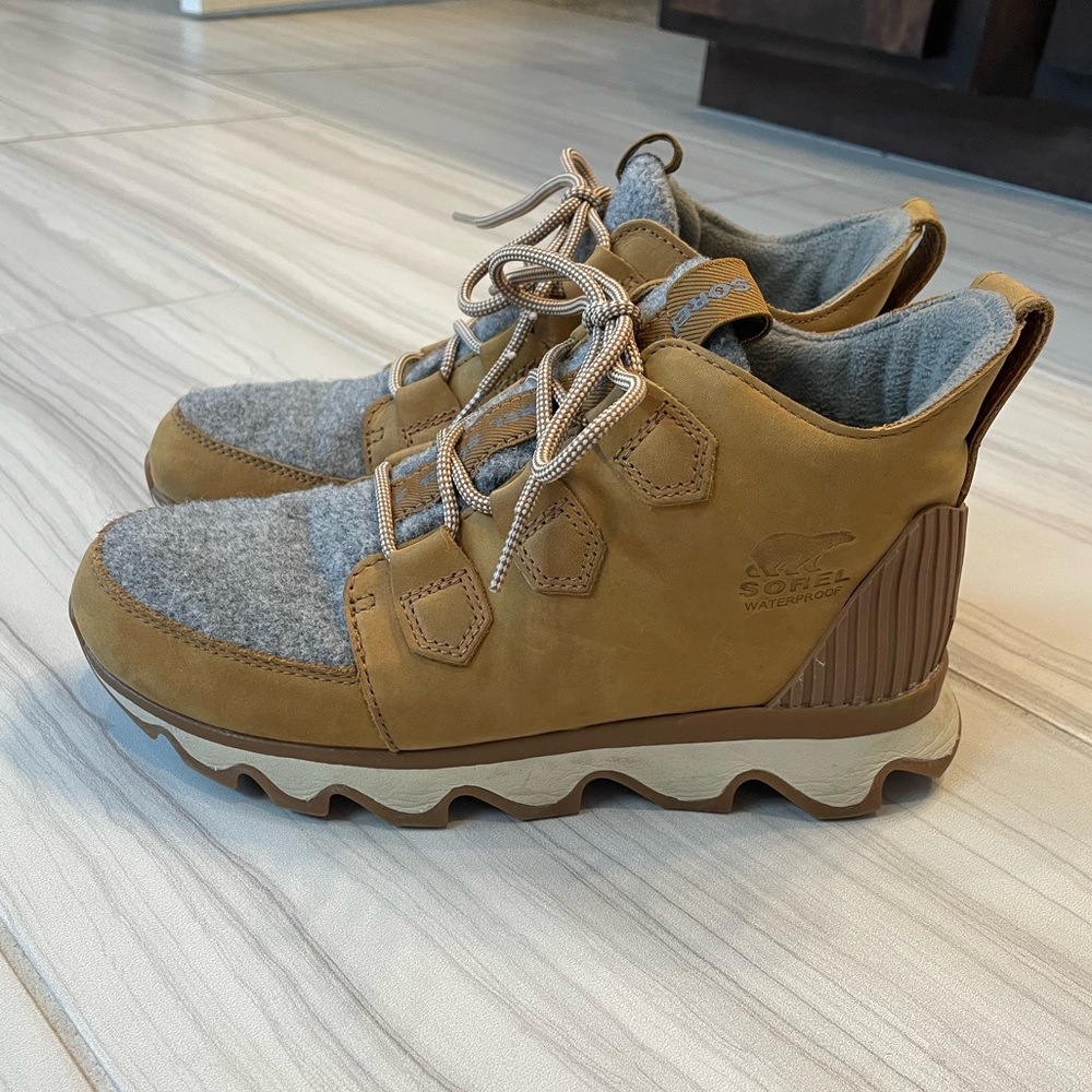 Sorel Women's Size 8 - Kinetic Caribou Waterproof Boot - Camel Brown
